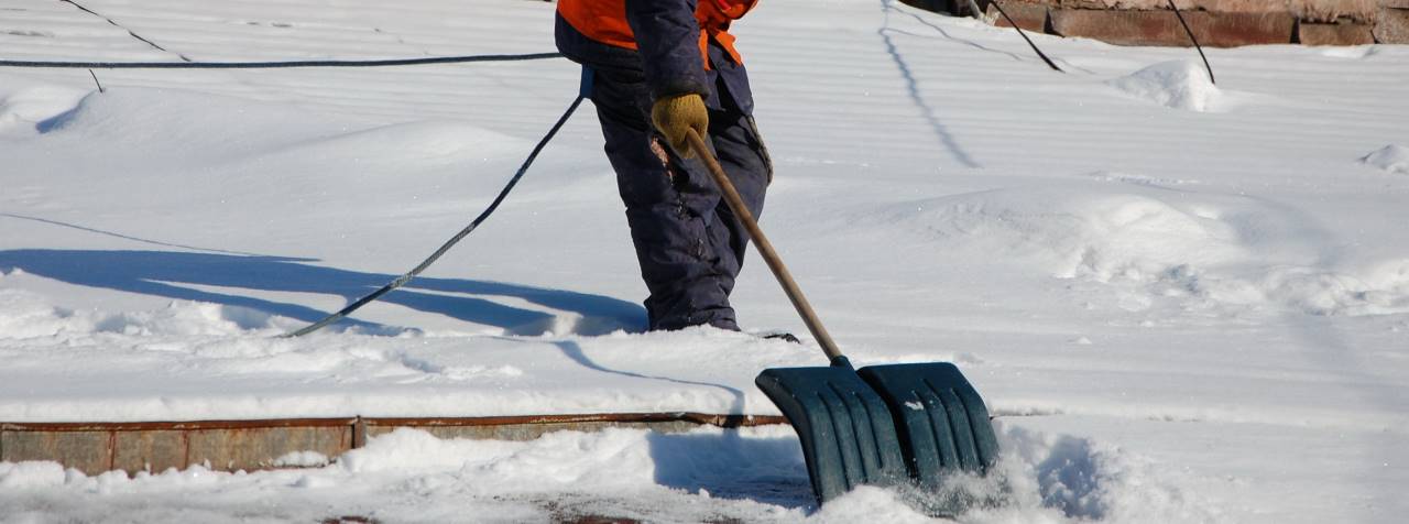 Image de déneigement de toiture par Couverture A9