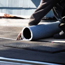 Pose d'une membrane élastomère sur toit plat par les couvreurs de couverture A9