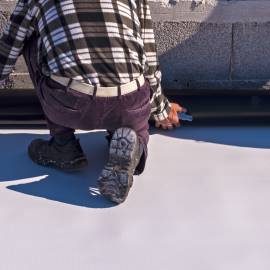 Pose d’une membrane TPO sur toit plat par un couvreur de Couverture A9